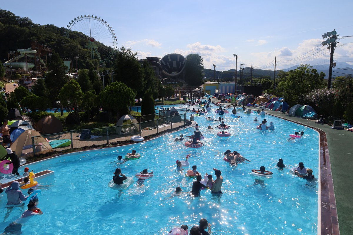 TokyoSummerland's tweet photo. 夏休みがスタートし、夜間営業も始まった東京サマーランド🌊✨

3連休もたくさんのお客様にご来園いただき、園内は夏らしい賑わいに包まれています☀️😊

青空の下で思いっきりプールを楽しんだり、水しぶきがはじけるアトラクションで大興奮したり🏊‍♂️💦

昼から夜まで、夏ならではの一日をお楽しみください🌙🍉
皆さまのご来園をお待ちしております🌴