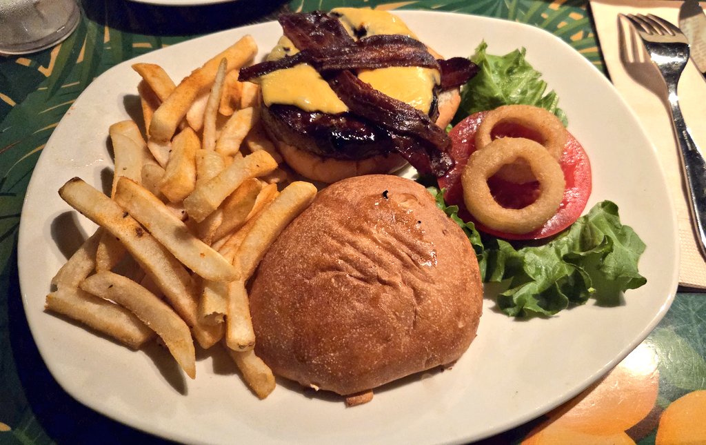 KOGURO_sub's tweet photo. ハンバーガーとピザUMAMA😋 https://t.co/MVICQD6wSI