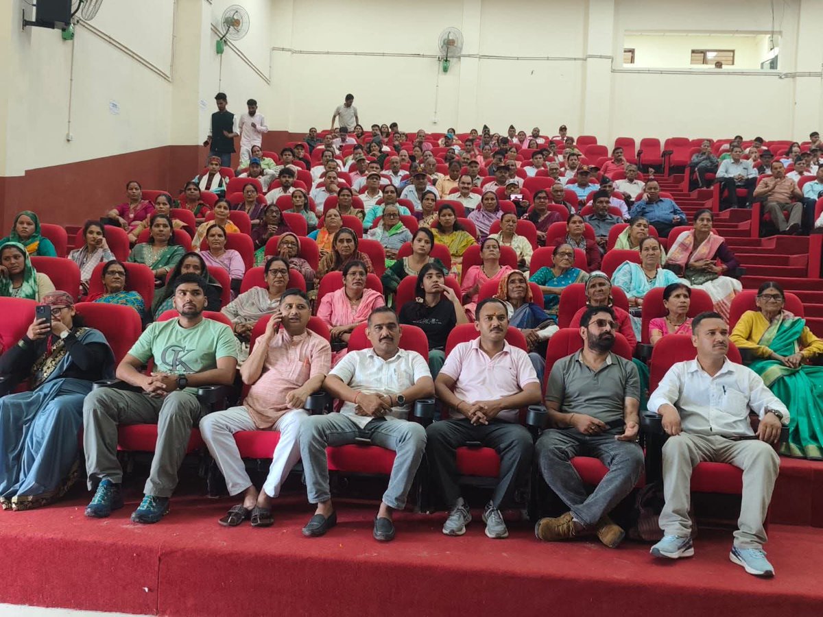 kamla_rawat_uk's tweet photo. यह सम्मान किसी पद, प्रसिद्धि या उपलब्धि का नहीं, बल्कि एक ग्रामीण महिला के संघर्ष, समाज सेवा, विश्वास और जनसमर्पण का सम्मान है।

पूर्व में विभिन्न #प्रतिष्ठित_संस्थाओं से मिले सम्मान पर  #पूर्व_सैनिकों एवं समाजसेवियों के मध्य प्राप्त यह सम्मान मेरे हृदय के अत्यंत निकट रहेगा। https://t.co/Y9Gpj67UrT