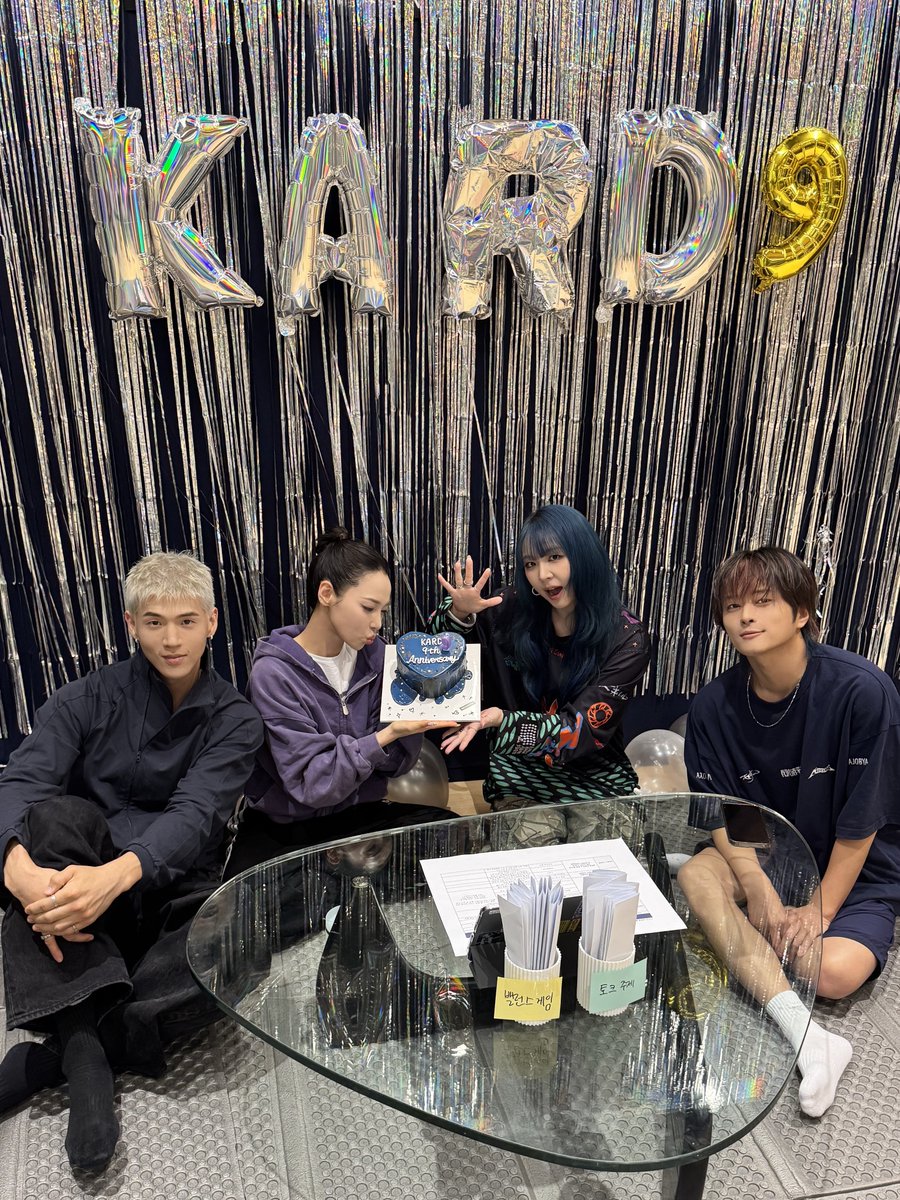 KARD_Official's tweet photo. [📷]
KARD 9th Anniversary LIVE

히든이들이랑 함께여서 해낼 수 있었던 6시간 라이브 (ง •̀_•́)ง 
9주년 축하해 줘서 고마워요 💗

#KARD #카드
#KARD9thAnniversary
#0719_KARDday https://t.co/TNO9WOJSRT