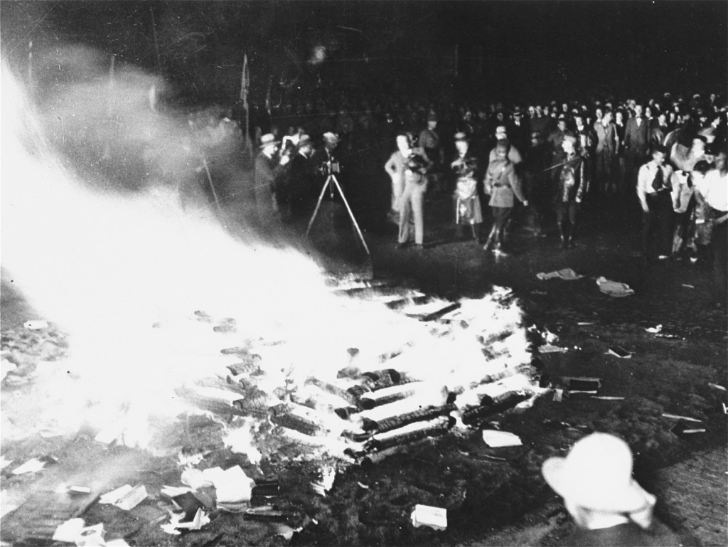 borbardb's tweet photo. @RafaelFontana De novo isso, pessoal não aprende.

A queima de livros na Alemanha Nazista ocorreu no dia 10 de maio de 1933. 

O evento marcou o início da censura cultural e da perseguição intelectual do regime de Adolf Hitler. https://t.co/xhhFsr7UDw