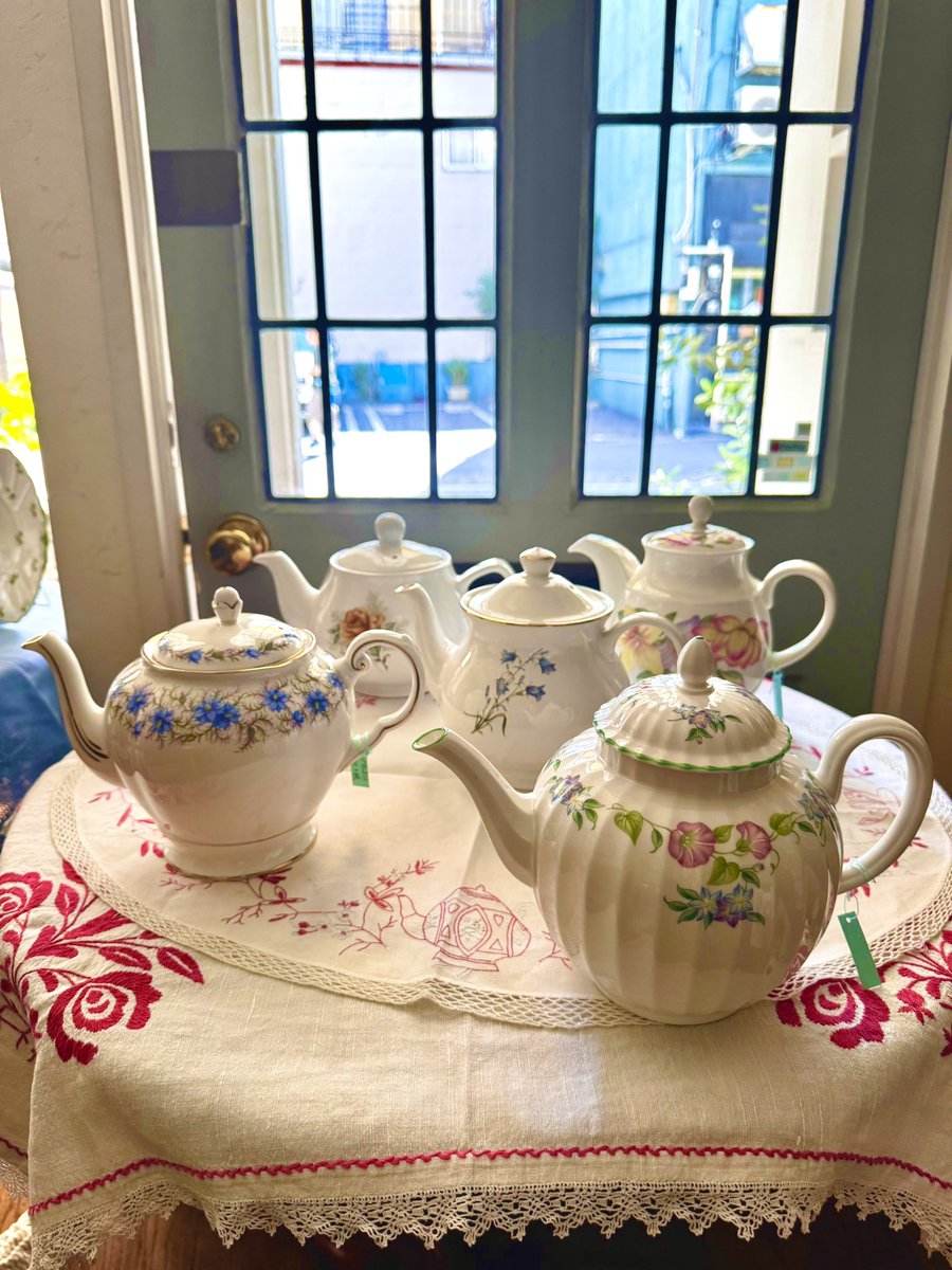 tinytoria_jp's tweet photo. 7月20日の月曜祝日は不定期でヴィンテージ食器などを販売している小さな本店の営業日です

ティーポットやカップ＆ソーサー、トリオにBBプレート、お手頃価格のものもたくさん入荷しました✨

日常のテーブルに、愛らしくてチャーミングなヴィンテージのお品をひとつ加えることで起こるマジックを体験してみてください