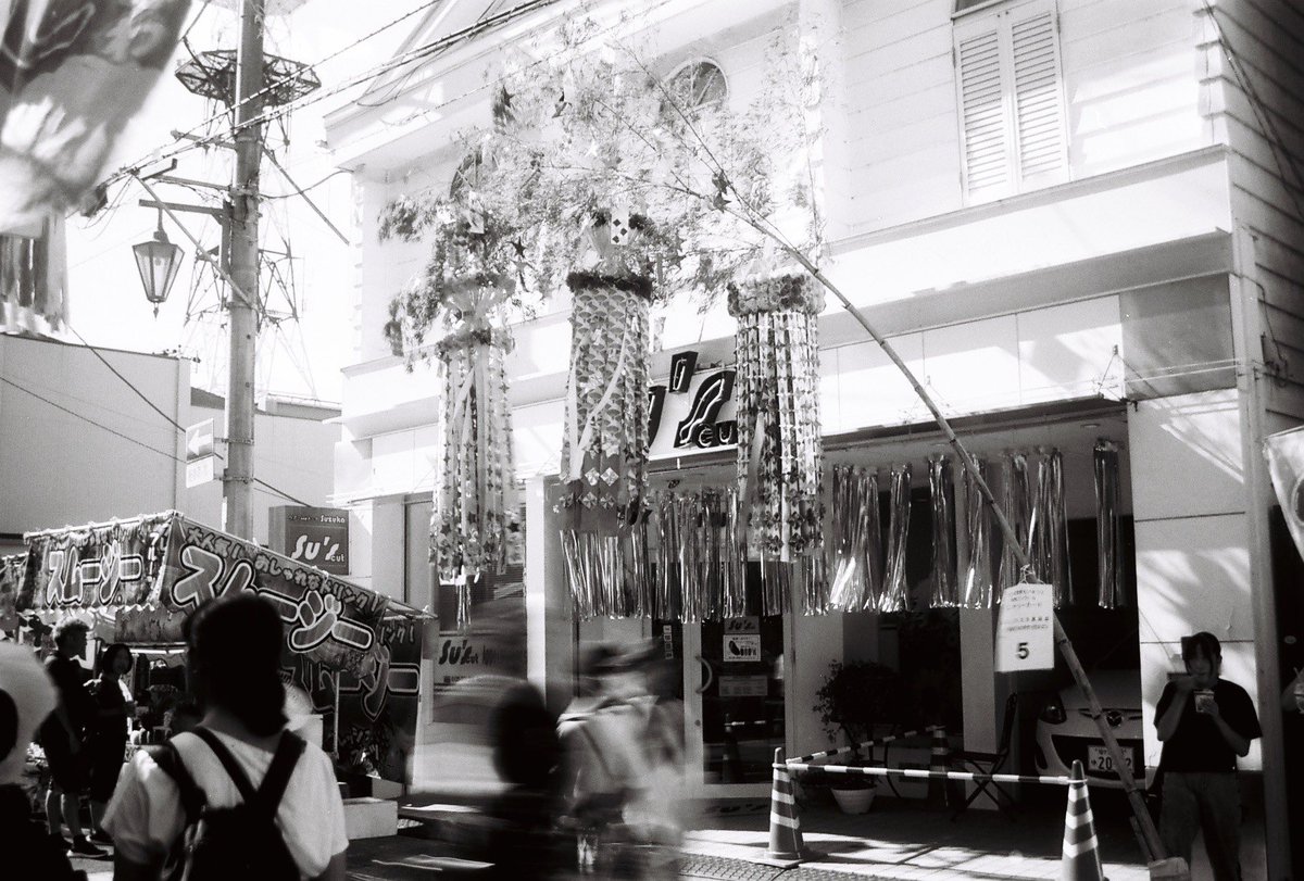 choseifilmclub's tweet photo. 2人目の会員の作例をご紹介します✨️

フィルムの特性も相まってノスタルジックな雰囲気になってます‼️

白黒フィルムだと吹き流しの輪郭が強調され迫力が増しますね🏮👘✨ https://t.co/VZncofC06f