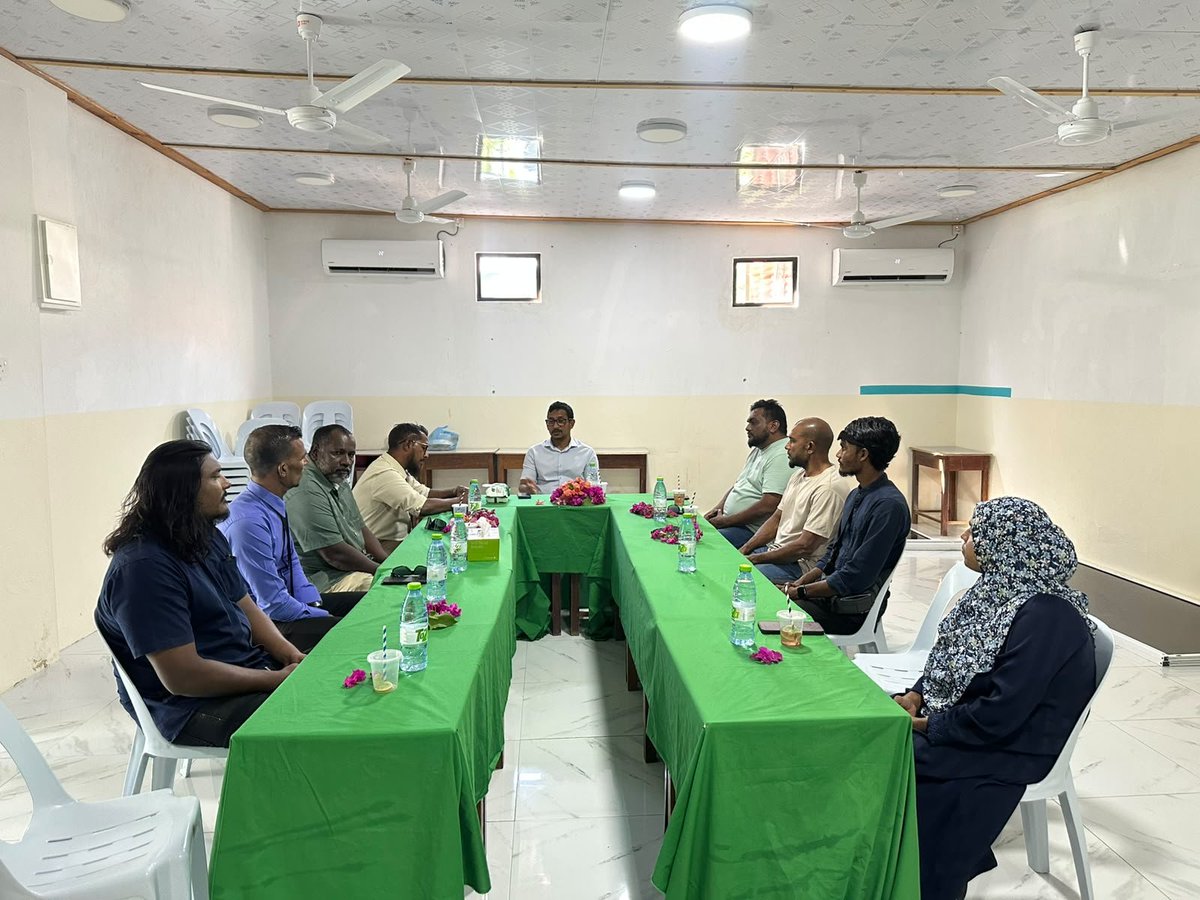 IbrahimFalahR's tweet photo. ރ.ރަސްމާދޫގައި އަލަށްއިންތިޚާބުކުރެވުނު ޕީއެންސީގެ ސްޓިއަރިންގ ކޮމިޓީއާއި ބައްދަލުކޮށް ޕީއެންސީވަރުގަދަކޮށް ރައީސްމުޢިއްޒުއަށް 2028 ﷲގެރަޙްމަތްފުޅާއިއެކު ކާމިޔާބުކޮށްދިނުމަށް ކުރަންޖެހޭ މަސަކަތްތަކާއިމެދު މަޝްވަރާކުރުން. https://t.co/ynZe6UzhCr