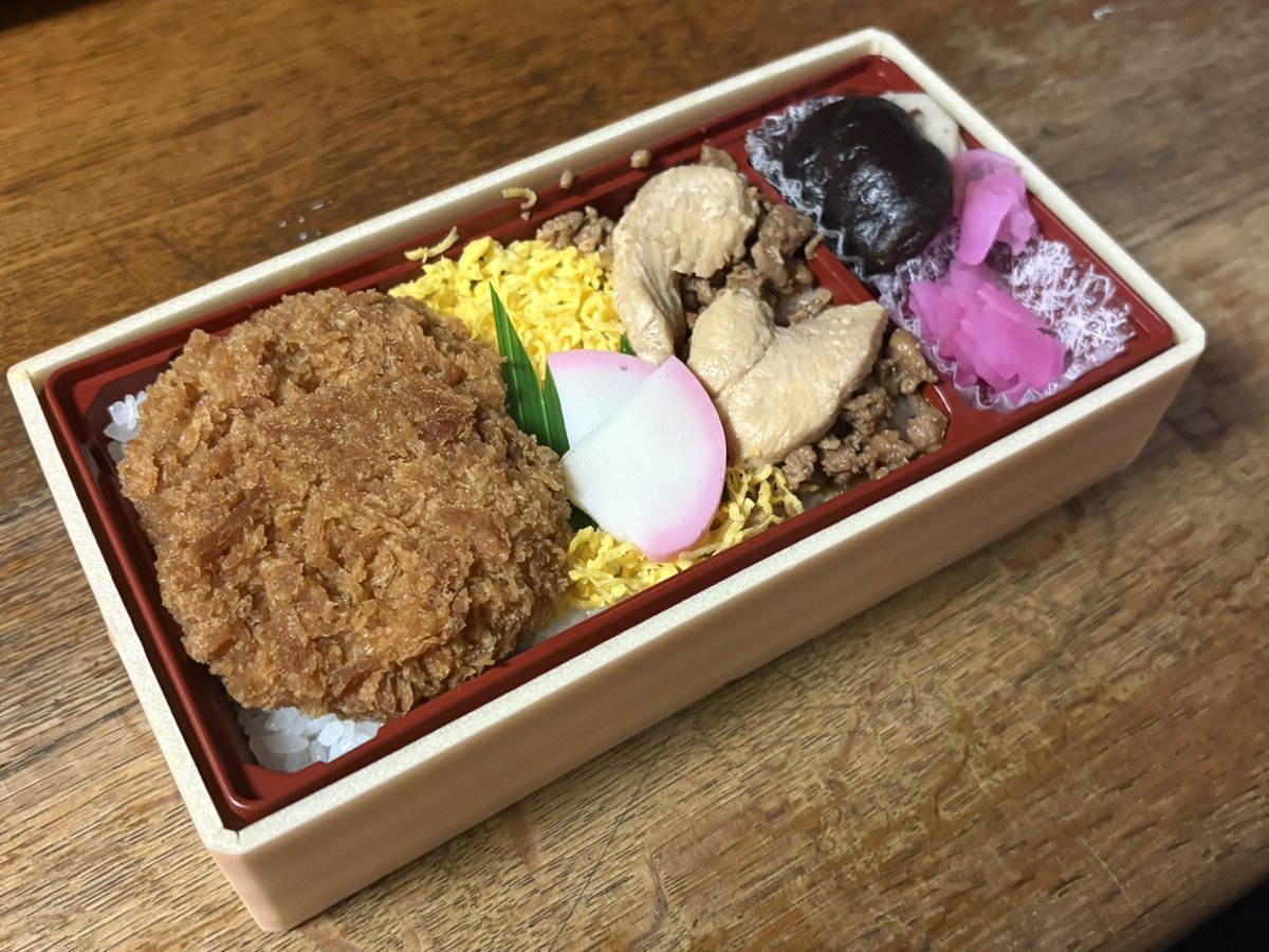 taishouAT's tweet photo. 長岡駅池田屋の新作駅弁「タレカツとりめし」食べてきました！

凄く良いぞこれ！とりめしの部分はかつて長岡駅で販売されていた「鶏そぼろ弁当」を違う形で復活させたような感じでしたね！池田屋さんらしい味付けでした！

これは推せる！ https://t.co/WMxB45x6JB