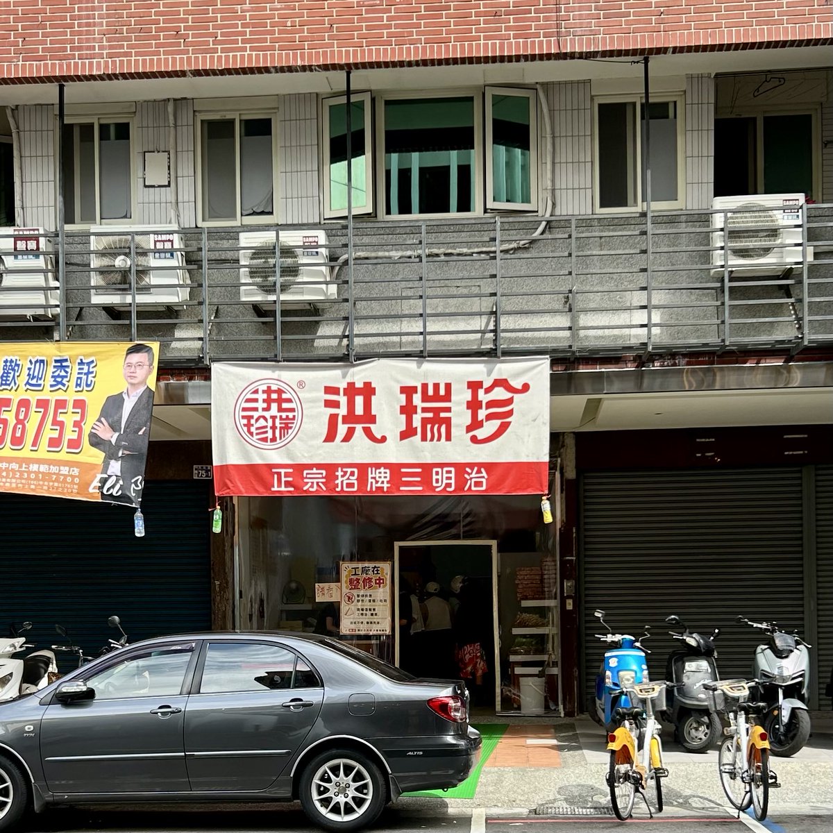 warabimochi28's tweet photo. サンドイッチ屋さんは改装中で、すぐ近くの臨時店舗(面積小さめ)で営業していた。パン類は8月中旬からとの貼り紙があったけど、その頃店舗の改装も終わるのかな? https://t.co/x9Iqq4RO9T