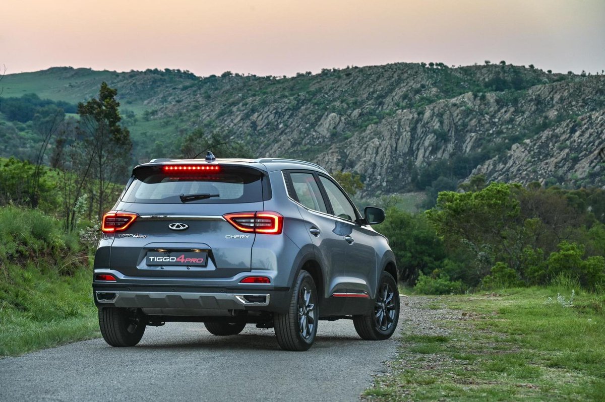AutoTraderSA's tweet photo. We examine why the two best-selling passenger cars in SA have achieved so much success. Which would you choose, a VW Polo Vivo or a Chery Tiggo 4 Pro LiT? https://t.co/c5GpnY9vut
#PoloVivo #Tiggo4Pro #CarComparison https://t.co/zAAYfZ6Wc0