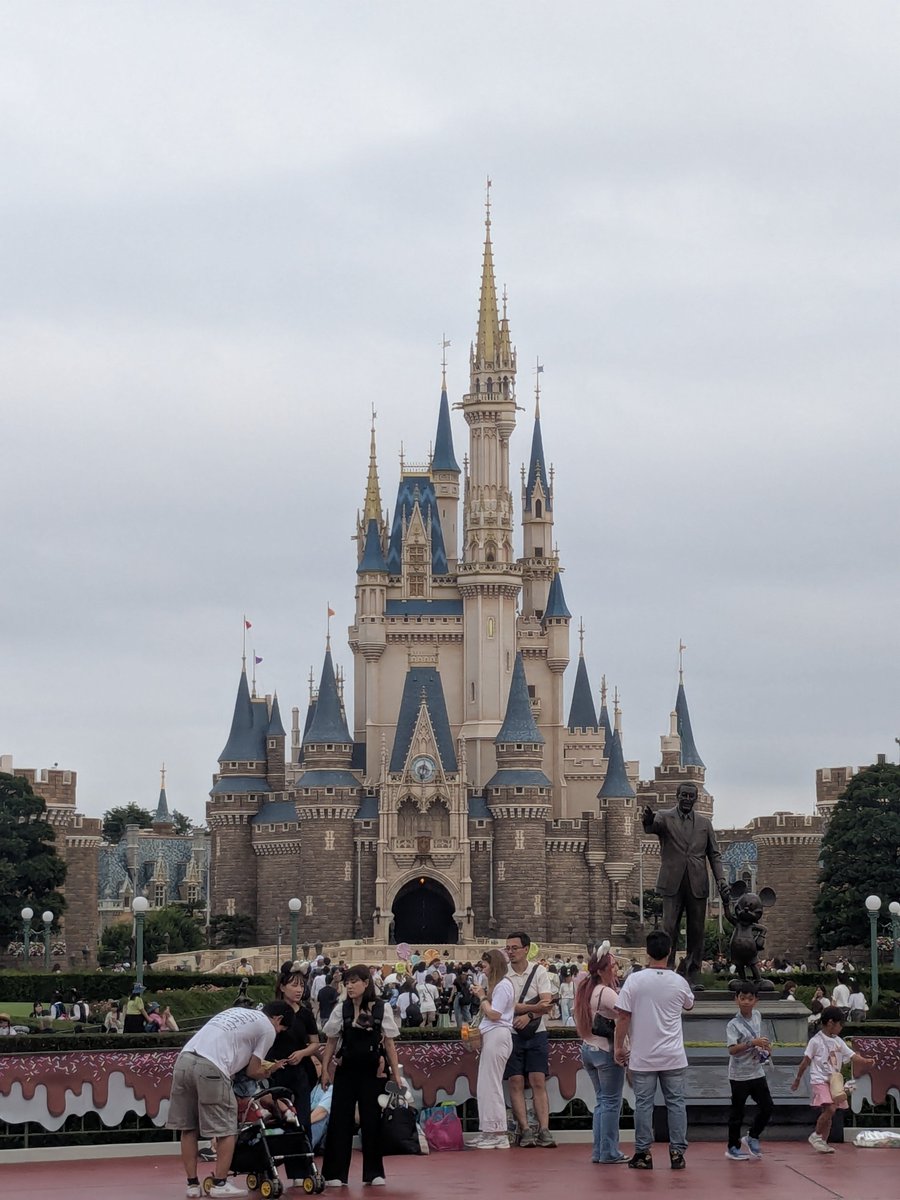 89msShrn's tweet photo. 何年かぶりにディズニーいったのがもう1ヶ月前でびびる、すぐジジイなるでこれもうジジイか https://t.co/2lLIEFSciJ