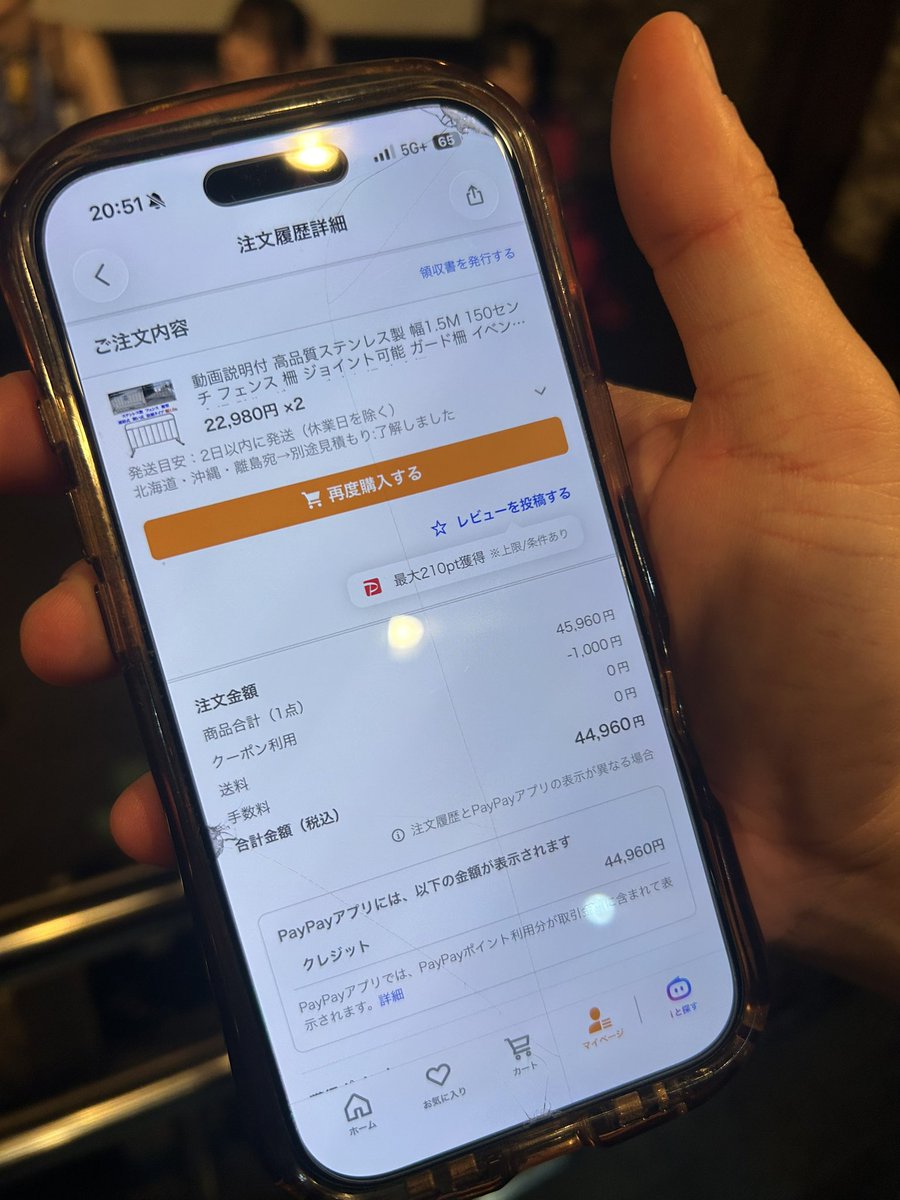 now_ExWHYZ__'s tweet photo. 推しの生誕ダブルブッキングのせいで会場変わるから柵なくて買ってる人いて魂感じました。 https://t.co/QTpZ0VojFp