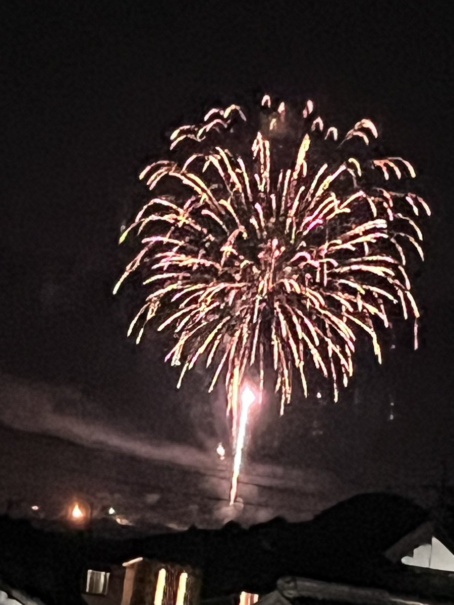 fab_ND5RC's tweet photo. ベランダから花火見えました（笑）
実家も昔は2階の部屋から見でしたが今は家が建って見えなくなってしまったのでちょっと嬉しいw https://t.co/y8x9kYe1Is