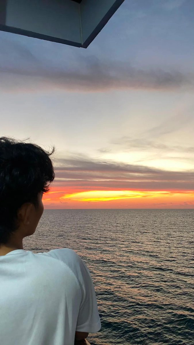 bfryexit's tweet photo. "Menikmati tenangnya Laut Jawa dari atas KM Kelimutu"

Perjalanan dari Kota Semarang menuju Bumi Khatulistiwa memanglah panjang. Tapi pemandangan seperti ini membuat waktu terasa terhenti, dari melamun menatap ombak sampai mengagumi langit senja yang selalu berbeda. https://t.co/sUXGjc3Oix