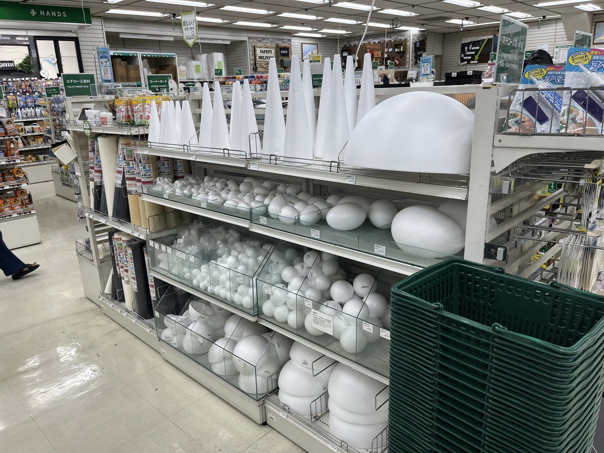 tomio241's tweet photo. 閉店するとのことで混雑前に渋谷ハンズ行って来た。
階段を登るたびに、ここで材料買ってあれ作ったな、そういえば結局あれ作れてなかったな、sakusakuのジゴちゃんキーホルダー買ったな、毎回ワクワクしながら足を棒にして見てたなとか思い出されて感慨深かった。
あの頃の東急ハンズは宝箱だった。 https://t.co/dbKEWOm0z7