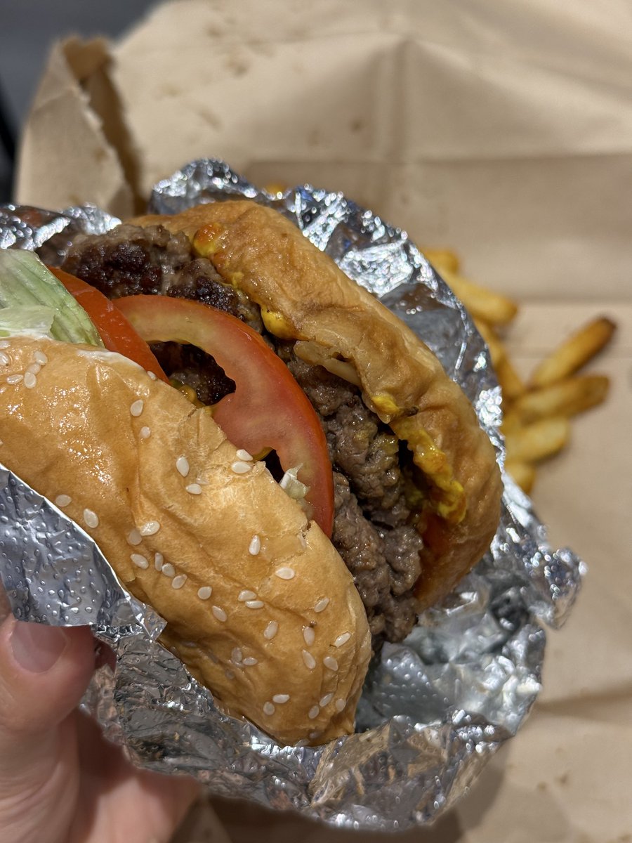 Emma__0070's tweet photo. Five Guys for the win! 🍔✨ 
Tried it at Hyundai Department Store Pangyo. 

A bit expensive, but those 2 beef patties and the overall taste definitely delivered. 100% satisfied😆
Happy weekend to me🧡

#FiveGuys
#HyundaiPangyo 
#Daily
#Pangyo https://t.co/ndo6o1CP2p