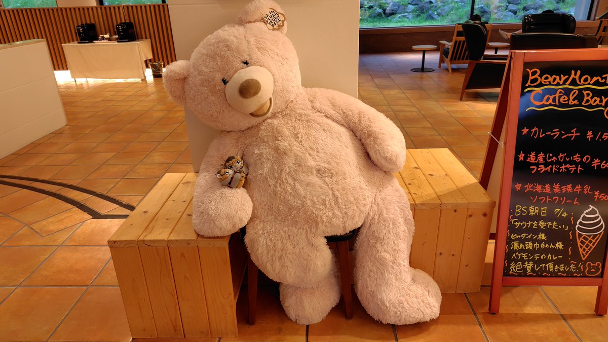 _kaino_8's tweet photo. ＲＷは2時くらいから動いてたみたいですねー…。🐻スプレーレンタルしたし、奮発して前泊もしたんですけどね…。フォゼ尾ちゃんは部屋にお菓子が用意されているのを不思議そうにしていました…😭 https://t.co/6a8Mn6YIay