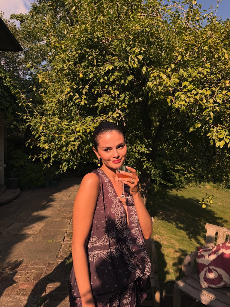 selenagomezbr's tweet photo. PERFEITA! 

Selena Gomez em nova postagem via Instagram. 🧡 https://t.co/5pLNDRYzFK
