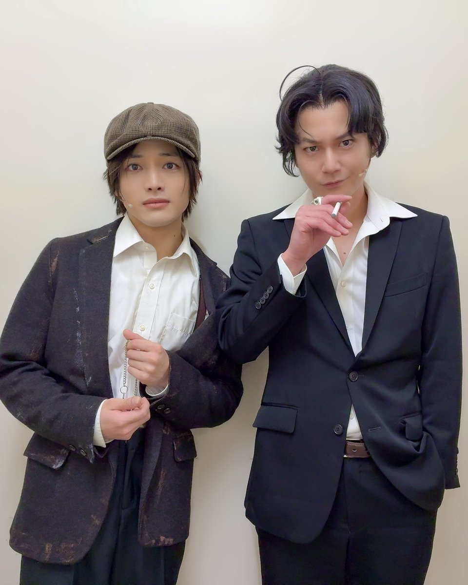junpei_takama's tweet photo. ミュージカル
『#憂国のモリアーティ』
緋色の研究 Reprise
全28公演無事終幕🎹🎻

ご観劇有難う御座いました！

愛に溢れた時間を尊敬する方々と
ご一緒できて本当に幸せでした。

関係する全ての方に感謝の気持ちでいっぱいです。
またお会いできる日まで！

勝吾さん、良さんと📸
#モリミュ #千秋楽 https://t.co/ed4dJrtHk7