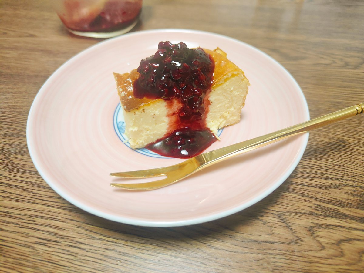 TJMMeg's tweet photo. 手作りチーズケーキ🍰
休日を満喫しています。
2日間よく休んだので、明日は少し仕事します。
今日も一日、お疲れ様でした🌙 https://t.co/Ntf5g9ojec
