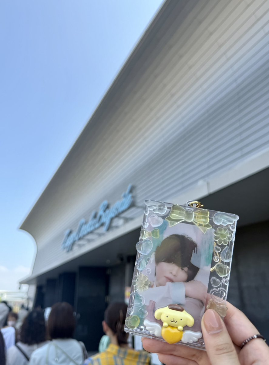 422_som's tweet photo. 大阪楽しかったーー！！！新幹線の終電早くて最後の一曲だけ聴けなかったのが残念だけど（近くの方すみません💦）、整番めっちゃ早くて近くで、一回ぜひ体験してみたかった壮馬さんのスタンディングを浴びられて最高でした👊❗️ https://t.co/zatSWwJwjp