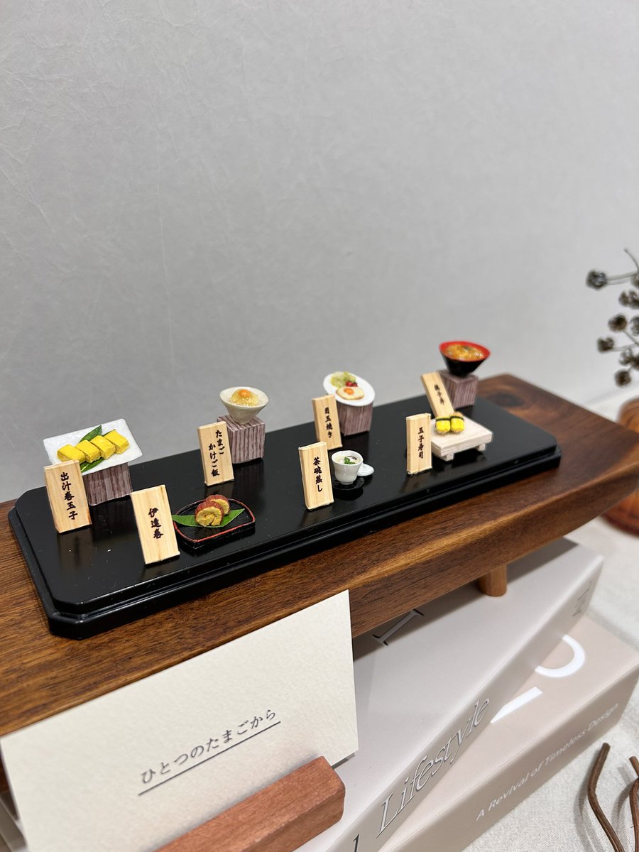 aumu_12's tweet photo. #カミニチュアのひみつ展 
これを聞けばもう少しひみつがわかる!?
展示品ちょこっと紹介✨

｢ひとつのたまごから｣

ふと、たまごで出来る料理を並べた
作品にしよう！と思いつきで作った作品です🍳

もう少し詳しい説明はインスタで↓

https://t.co/cVAjJjqIoN

#全人類に見つかってほしい
#展示 https://t.co/fElFS8Nvfd