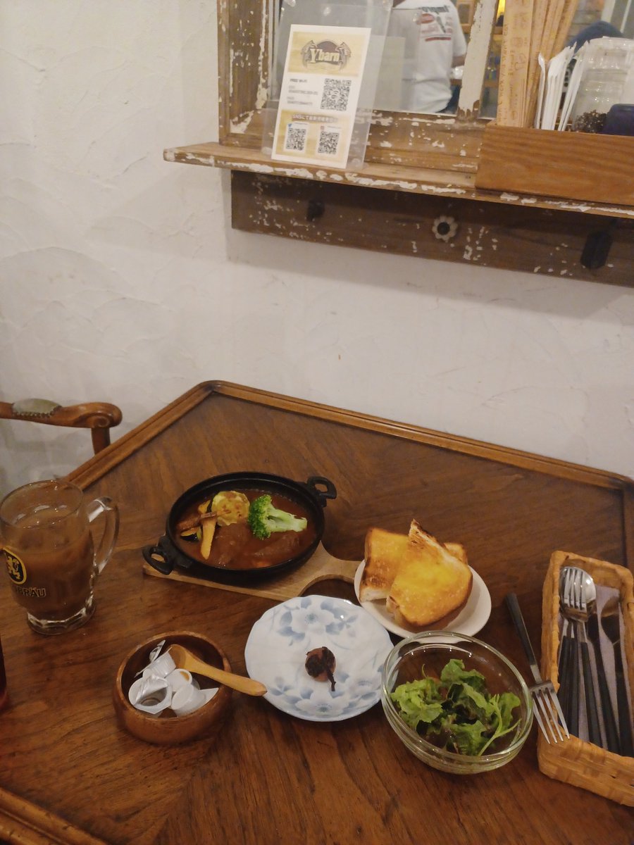 fiftyfunfzig's tweet photo. デイキャンプ帰りに久々にワイバーン@diningbarYbarn 
肉と野菜とデザートが好き
関係ないけどデカイナイフとフォークをみると何かがちらつく https://t.co/XuWWBX8vo0