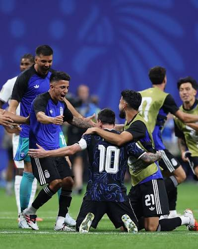 NapoLeon1226391's tweet photo. La différence entre les joueurs argentins et les mercenaires français est que les argentins se battent pour une nation, une patrie, un pays et sont capables de mouiller le maillot et de se battre jusqu'à la mort.
A chacun ses motivations.
Tellement visible sur le terrain... https://t.co/bujL09eMAI