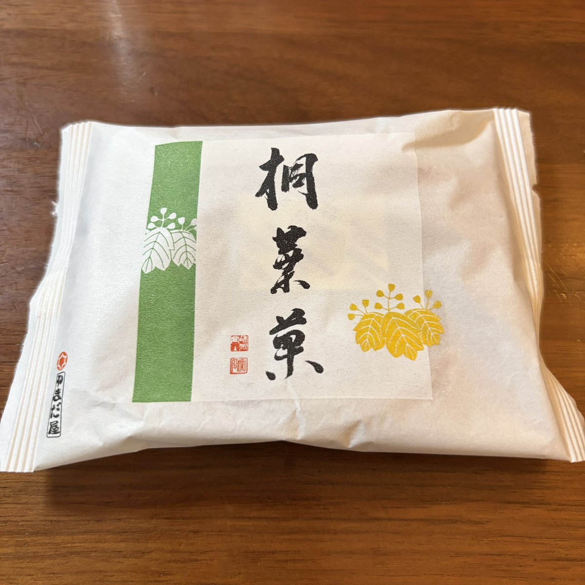 Koots2021's tweet photo. つむさんに教えていただいてお土産に桐葉菓を買ったんだけど、めっちゃ美味しい。。

個人的にはもみじ饅頭より好き。 https://t.co/le6Yu400VD