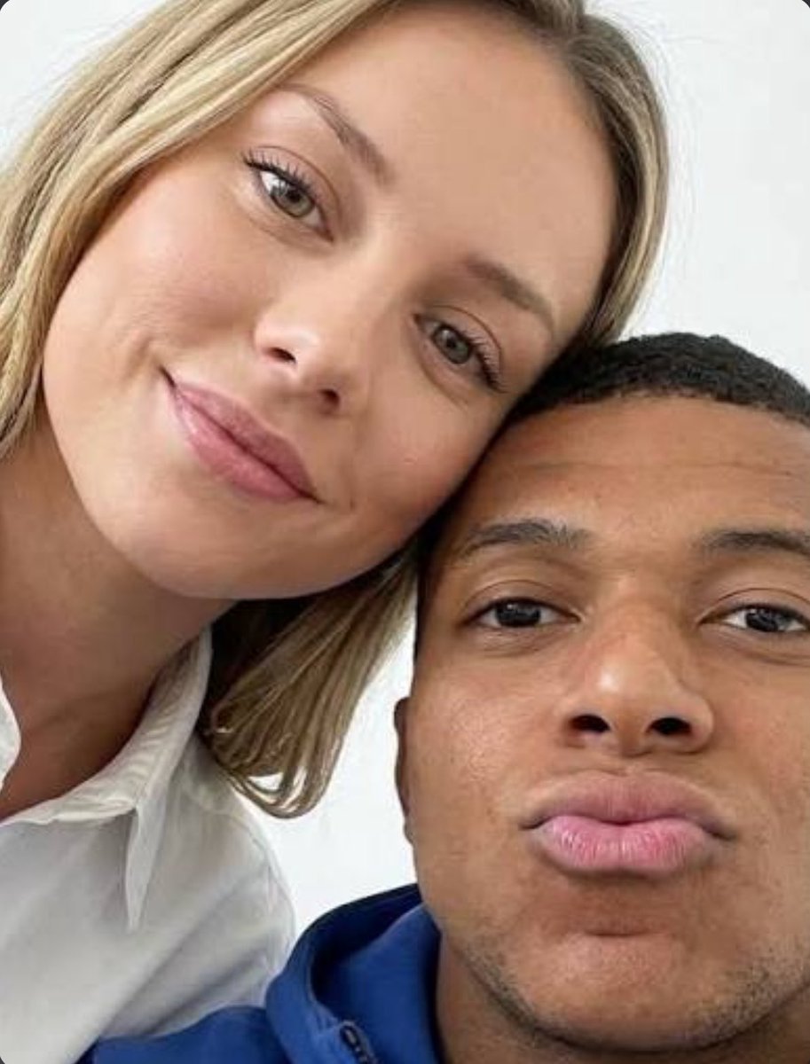 choquei's tweet photo. 🚨VEJA: Mbappé postou uma foto da namorada, Ester Expósito, usando o uniforme dele, mas apagou logo em seguida. https://t.co/cHVTVhscpI