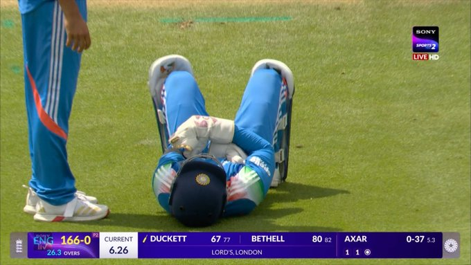 screwgauge77's tweet photo. - appeals on every ball like rizwan
- failure outside hyderabad highways
- drops catches
- gives byes
- wrong DRS calls

Is Ishan Kishan doing everything intentionally ? https://t.co/QhUOUjyBPk