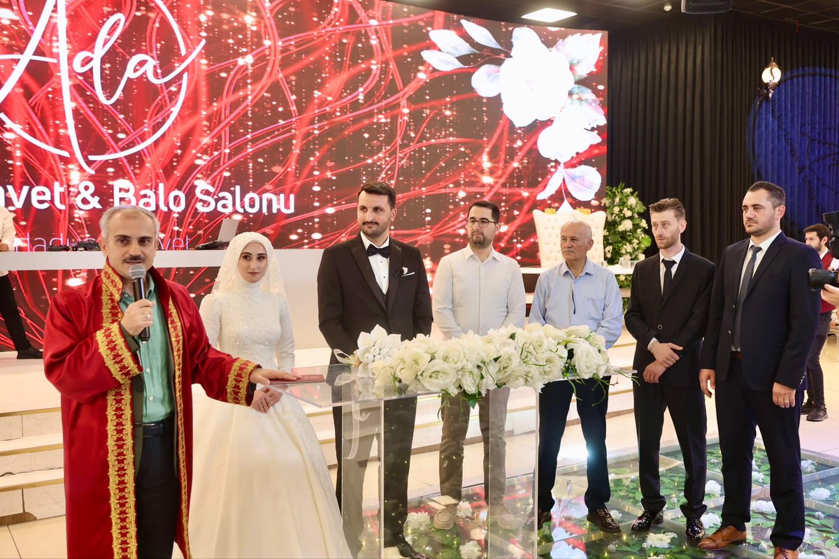 ciftcibnymn's tweet photo. 💍 Hayatlarını birleştiren Aslan ve Sema çiftimizin nikâh akdini gerçekleştirerek mutluluklarına ortak olduk. Rabbim bir yastıkta ihtiyar, iki cihanda bahtiyar eylesin. https://t.co/JQHYjtnd5s
