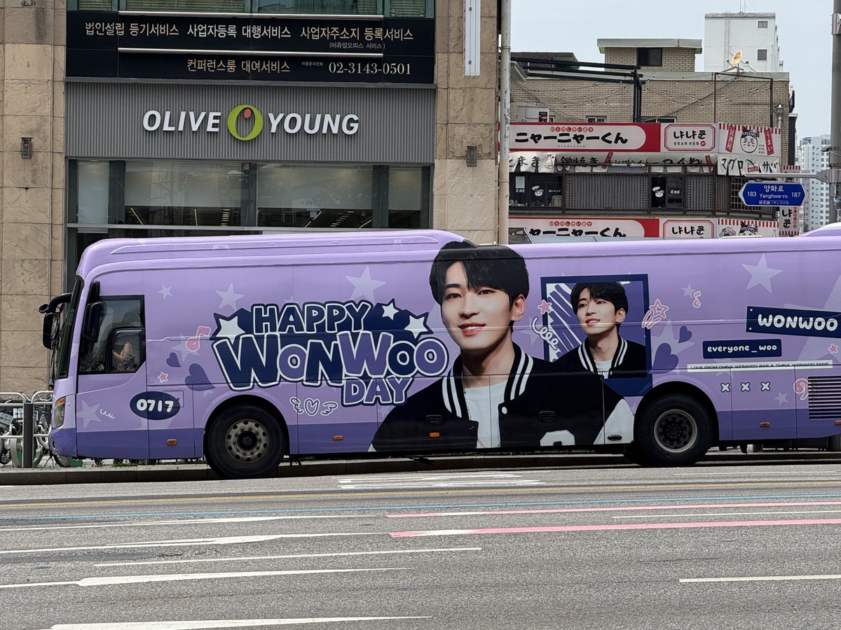 ourwonw's tweet photo. 생카 돌아다니다가는 아니고
보고싶어서 일부러 찾아간 랩핑 버스
원우가 좋아하는 보라색으로 크게 있었다💜

#내평생최애_원우야_생일축하해 
#WONWOO_BIRTHDAY_SUPPORT 
@WonwooBar https://t.co/CucCOApq7C