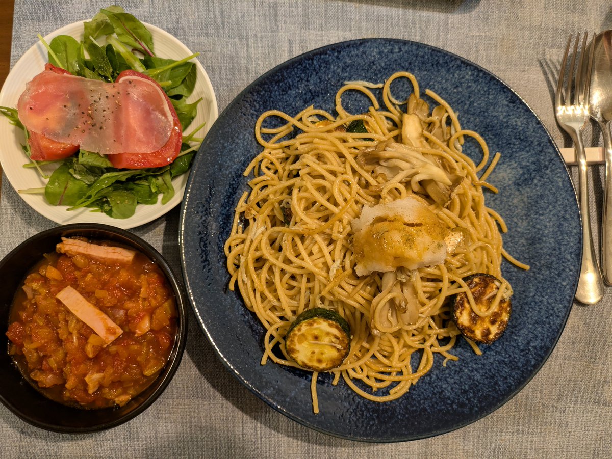 simon_wolf4's tweet photo. 久々に夕飯載せちゃお！

夏野菜としらすの和風パスタ
生ハムサラダ
食べるトマトスープ

和風パスタ映なさすぎワロタ

#ウォル飯 https://t.co/kOLUfzi3FB