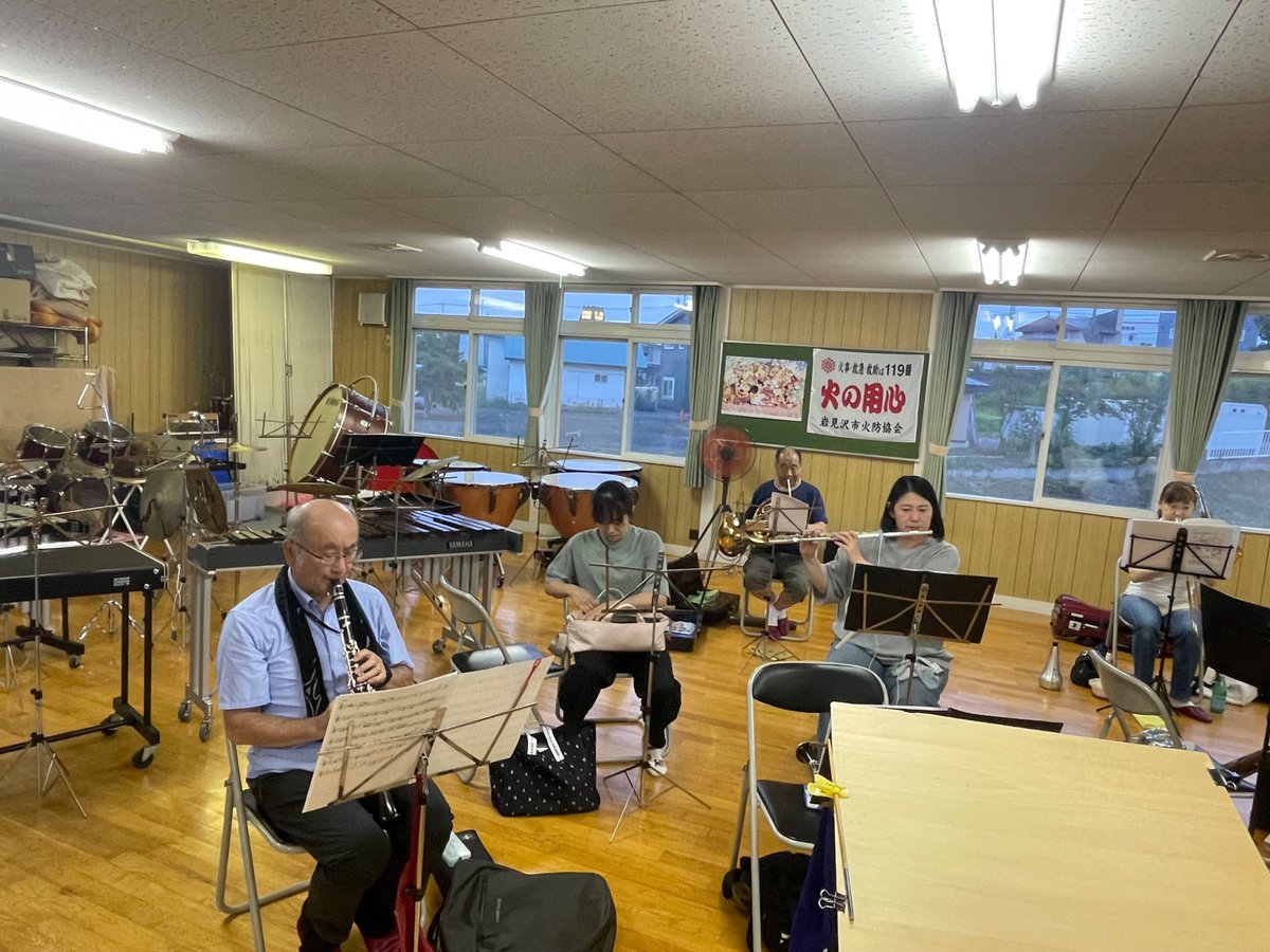 gansui2023's tweet photo. 本日3回目の日曜練習です！なんと！本日はコントラバスさんが！
サイコーですね♫と思いながらまずは自由曲からの練習。バランスを考えながら吹いたり息吸えない?‥次は課題曲。これもまた難しい‥また息吸えない？ヘロヘロになりながらも練習をがんばりました！次は木曜日の練習ですよー。 https://t.co/aC607ahqnF