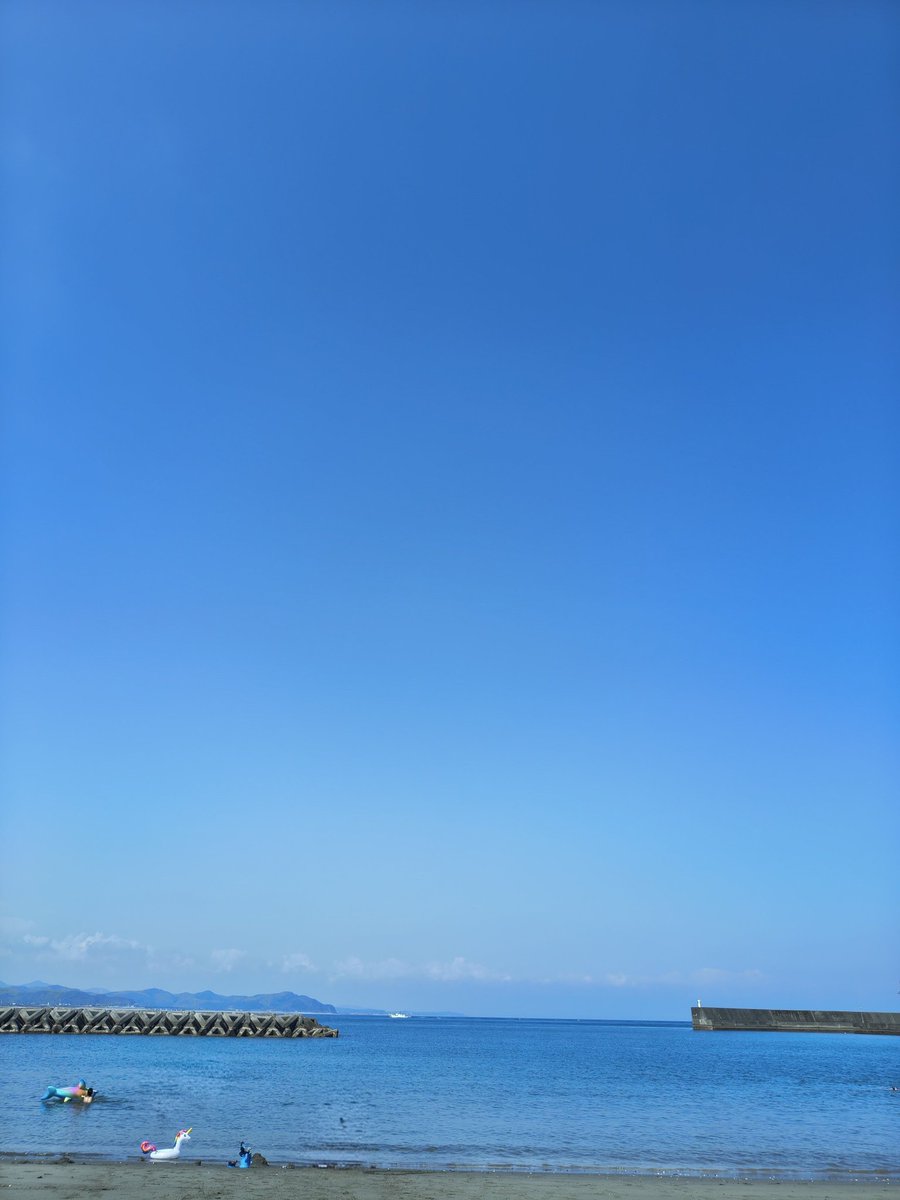 midorisakusaku's tweet photo. 海開き～
体力オバケについていけないし、ついに息子に海へ放り投げられた！！！
お姫様抱っこからのポイっとな😍 https://t.co/Nltkk7itef