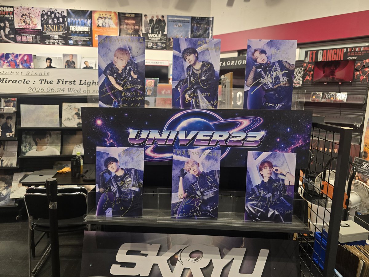 etv_0926's tweet photo. 本日は新星堂アスナル金山店にお越しいただきありがとうございました！
名古屋久しぶり〜、5ヶ月ぶりの名古屋楽しかったよ〜
店舗に僕のサインとコメント書かれたパネルあるからぜひ見に行ってね〜
明日も名古屋でフリーライブ
みんなまってるよ〜 https://t.co/C42a50crb7