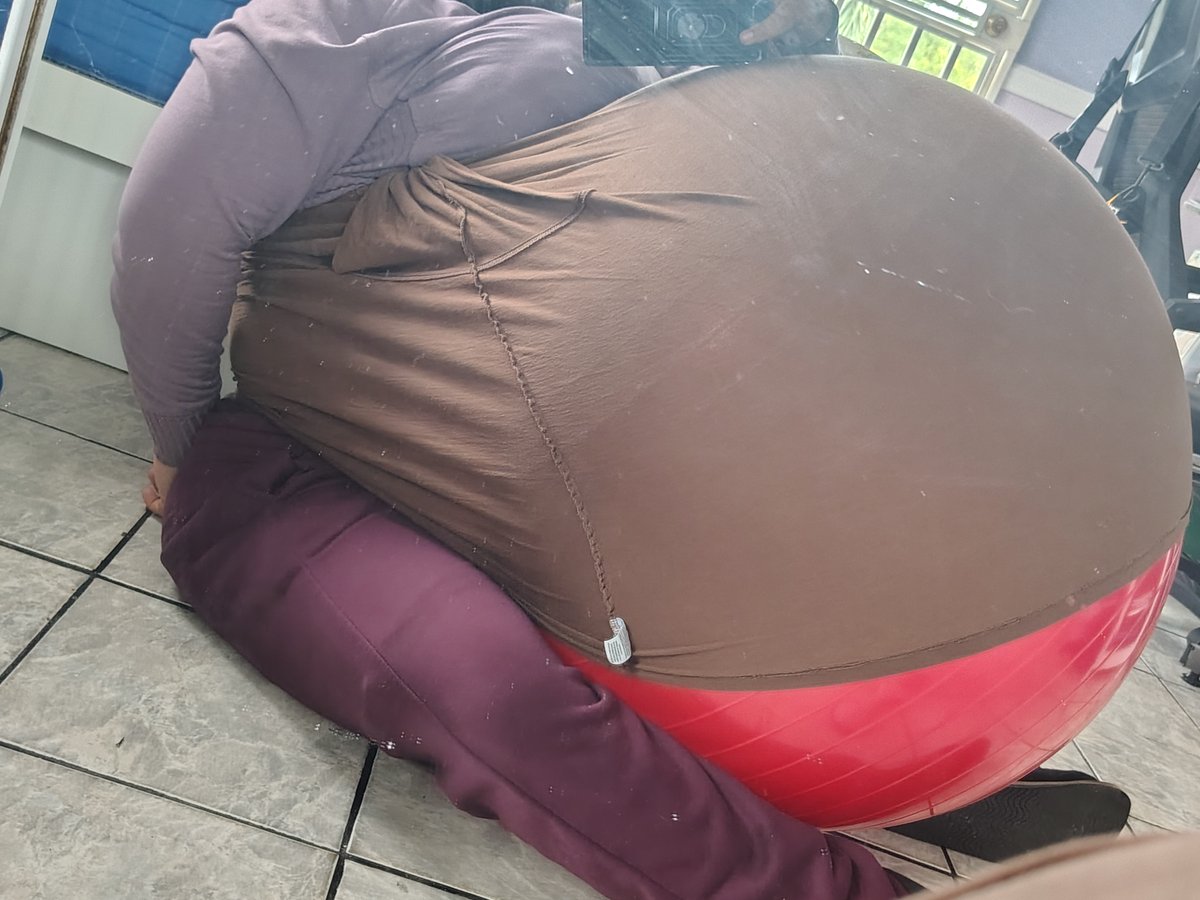 yogaballbelly's tweet photo. Some more pics of last time #hyperpreg #hyperbelly #fakepreg https://t.co/SLzD3uoLNQ