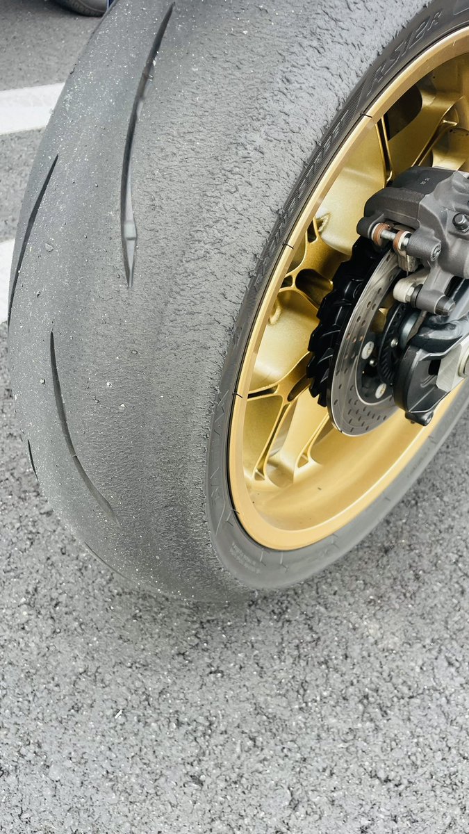 YSP02707094's tweet photo. RS12はしっかりとしたグリップ感と摩耗が少なくて安心して乗れました☺️👍
楽しかったですよ☺️👌
お勧めしたい商品です🤗
9月から値上げですのでお早めにご注文お待ちしております☺️🙏
#ysp佐賀
#ヤマハバイク
#ブリジストンモーターサイクルタイヤ
#RS12
#佐賀 https://t.co/jXnunEoi5v