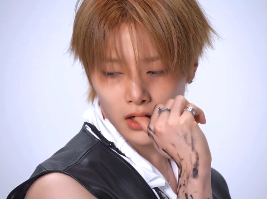 femhyunin's tweet photo. is he fucking insane. https://t.co/zfKj6TmuID
