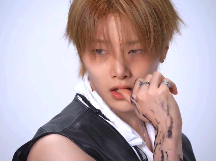 femhyunin's tweet photo. is he fucking insane. https://t.co/zfKj6TmuID