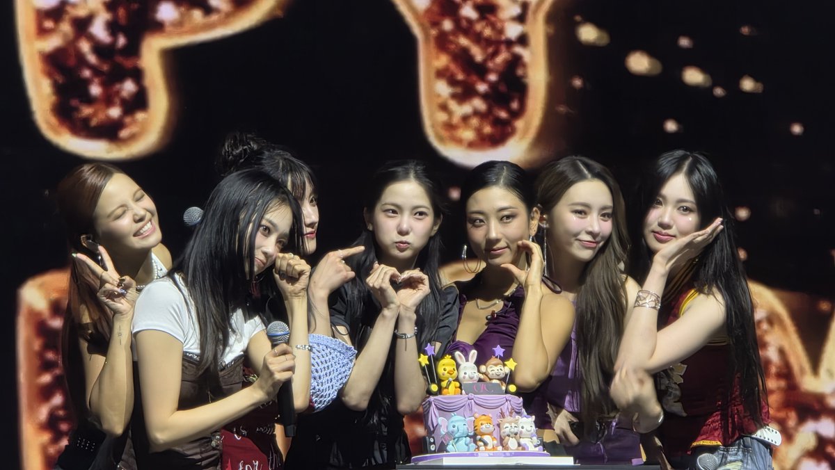 zzxbzz's tweet photo. Yujin brought the birthday cake out after the video vcr by fans during the concert. 
#CLC https://t.co/WhW9jY8ViG