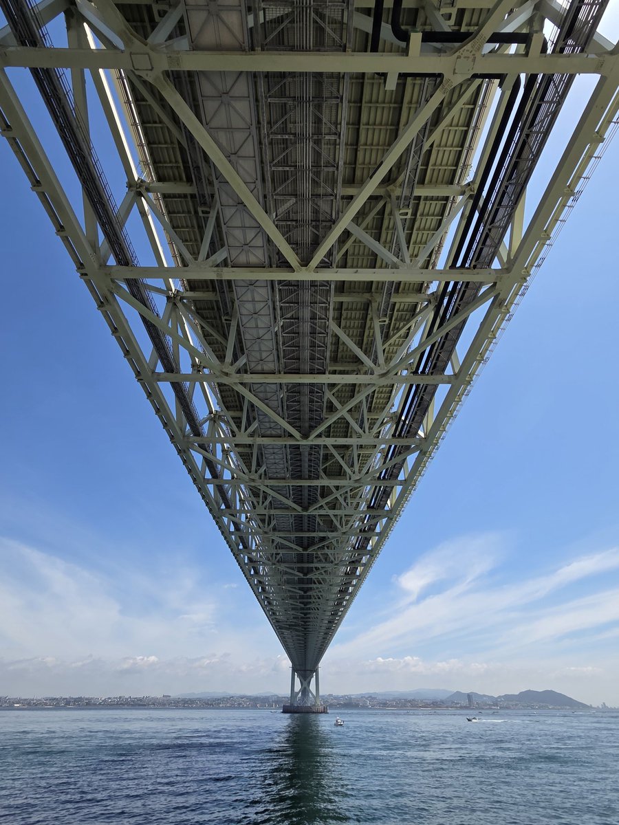 keikansan's tweet photo. 🌉明石海峡大橋。海上特有の激しい風をいなすため、風が通り抜けるトラス構造を採用。　
　建設中に阪神・淡路大震災に見舞われ、基礎地盤が変動。全長を1m伸ばし、完成させたという歴史を持つ。強靭さと柔軟さを兼ね備えた日本の土木技術の結晶です。
#明石海峡大橋 #吊橋 #Bridge #土木 #土木写真部 https://t.co/UYXlUavBKN
