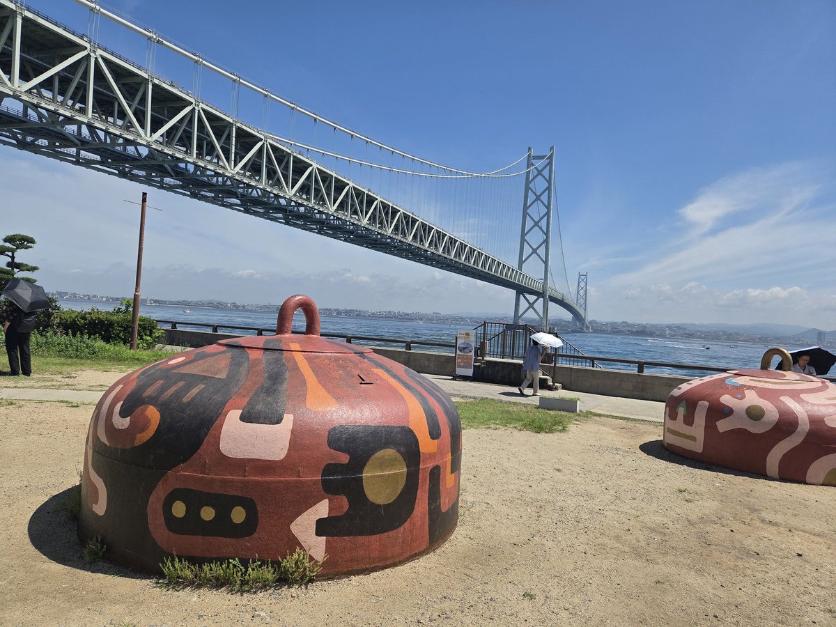 keikansan's tweet photo. 🌉明石海峡大橋。海上特有の激しい風をいなすため、風が通り抜けるトラス構造を採用。　
　建設中に阪神・淡路大震災に見舞われ、基礎地盤が変動。全長を1m伸ばし、完成させたという歴史を持つ。強靭さと柔軟さを兼ね備えた日本の土木技術の結晶です。
#明石海峡大橋 #吊橋 #Bridge #土木 #土木写真部 https://t.co/UYXlUavBKN