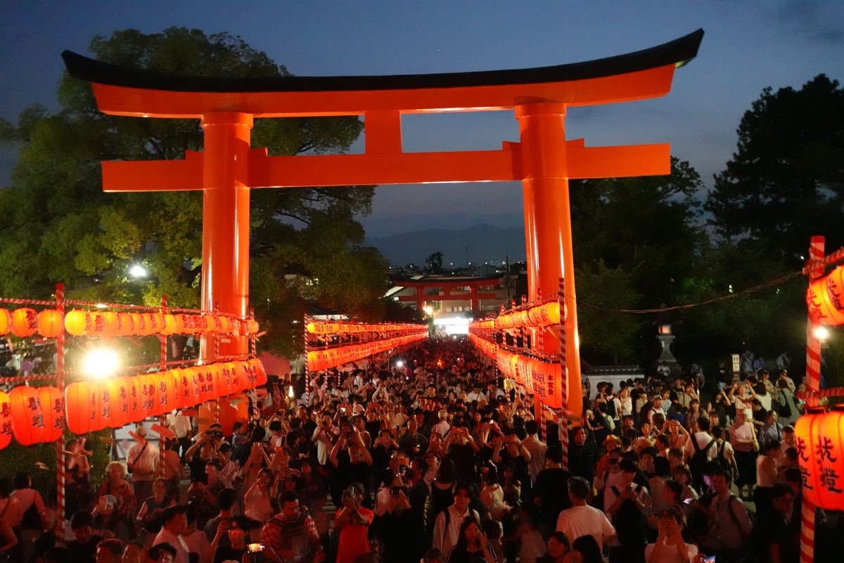 kyotoimakore's tweet photo. 京都 伏見稲荷大社　本宮祭

伏見稲荷大社の本宮祭の前日に行きました。
石灯篭、提灯に数千灯を点ずる万灯神事が行われ赤の提灯で幻想的な世界でした。
参拝者は混雑して屋台も出てにぎやかでした。
2026.7.19　20時前撮影

●Instagramで違う写真もアップしてます。

#伏見稲荷大社
#本宮祭
#京都観光情報
#kyoto