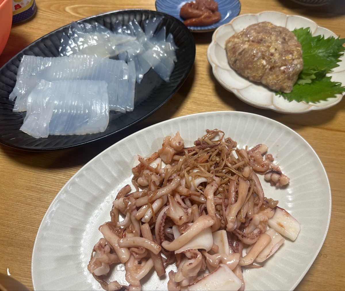 tora917's tweet photo. なぜか釣れてしまったアジをなめろうにして後はひたすらイカ。
イカキムチとかも仕込んでみた。 https://t.co/T19vz0n1Ey