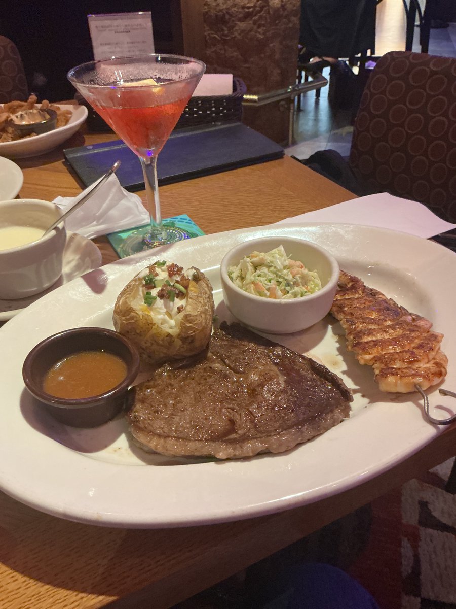 salmon_ask_56's tweet photo. やっぱ肉っすよ肉
オシャレっぽいカクテルでも肉っすよ https://t.co/8bccB5M8dv