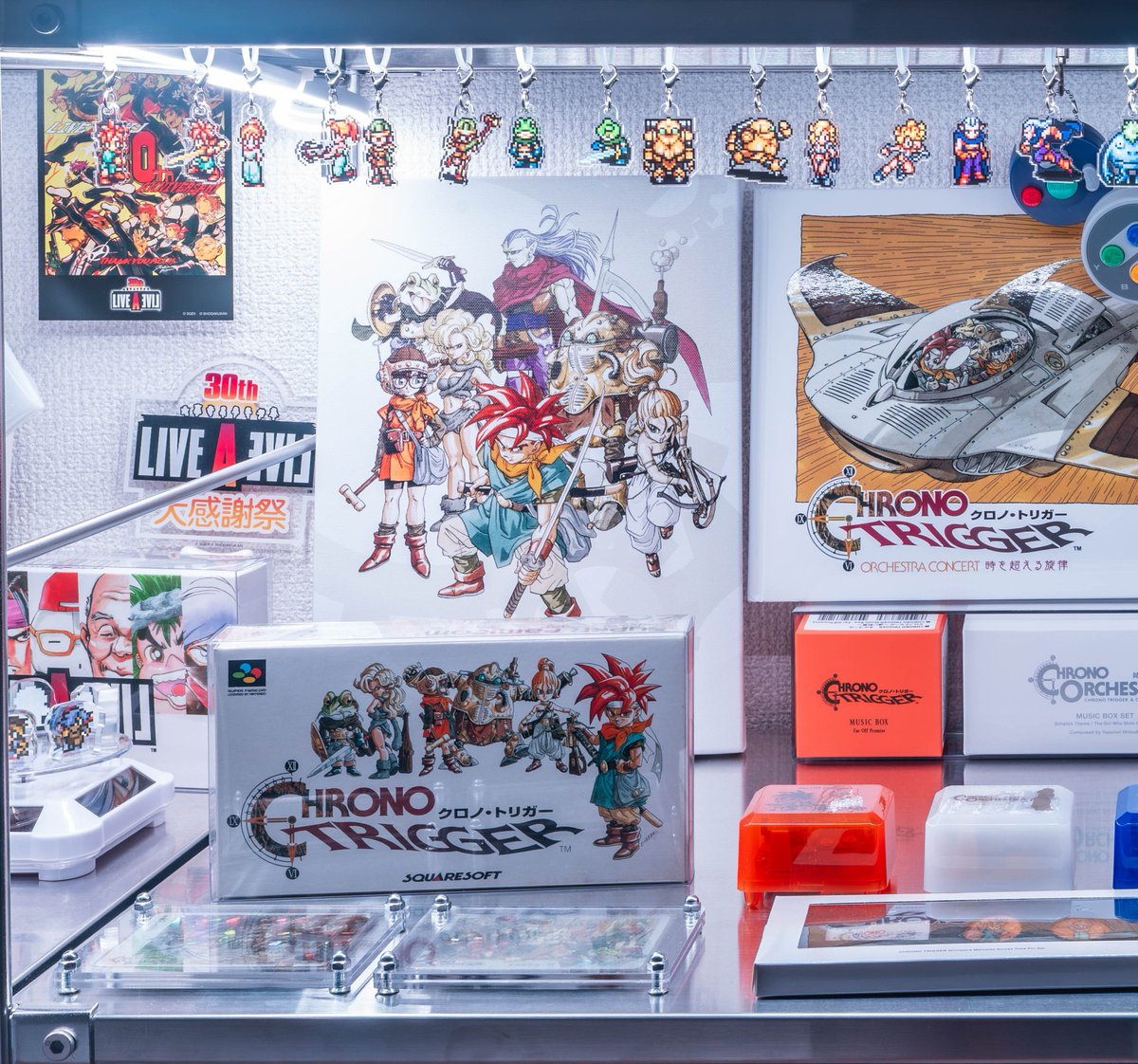 superkenchanman's tweet photo. ついにゲーム棚作りました！
今まで点々と飾ってたり飾れてなかったグッズたちをまとめてディスプレイできるようになりました嬉しい😆
前面にアクリル板をつけることである程度ホコリも付きにくくしてます👍
好きなものに囲まれる幸せ☺️

#MOTHER2 #ポケモン #クロノトリガー #LIVEALIVE #ゲームグッズ https://t.co/8041zBzG5f