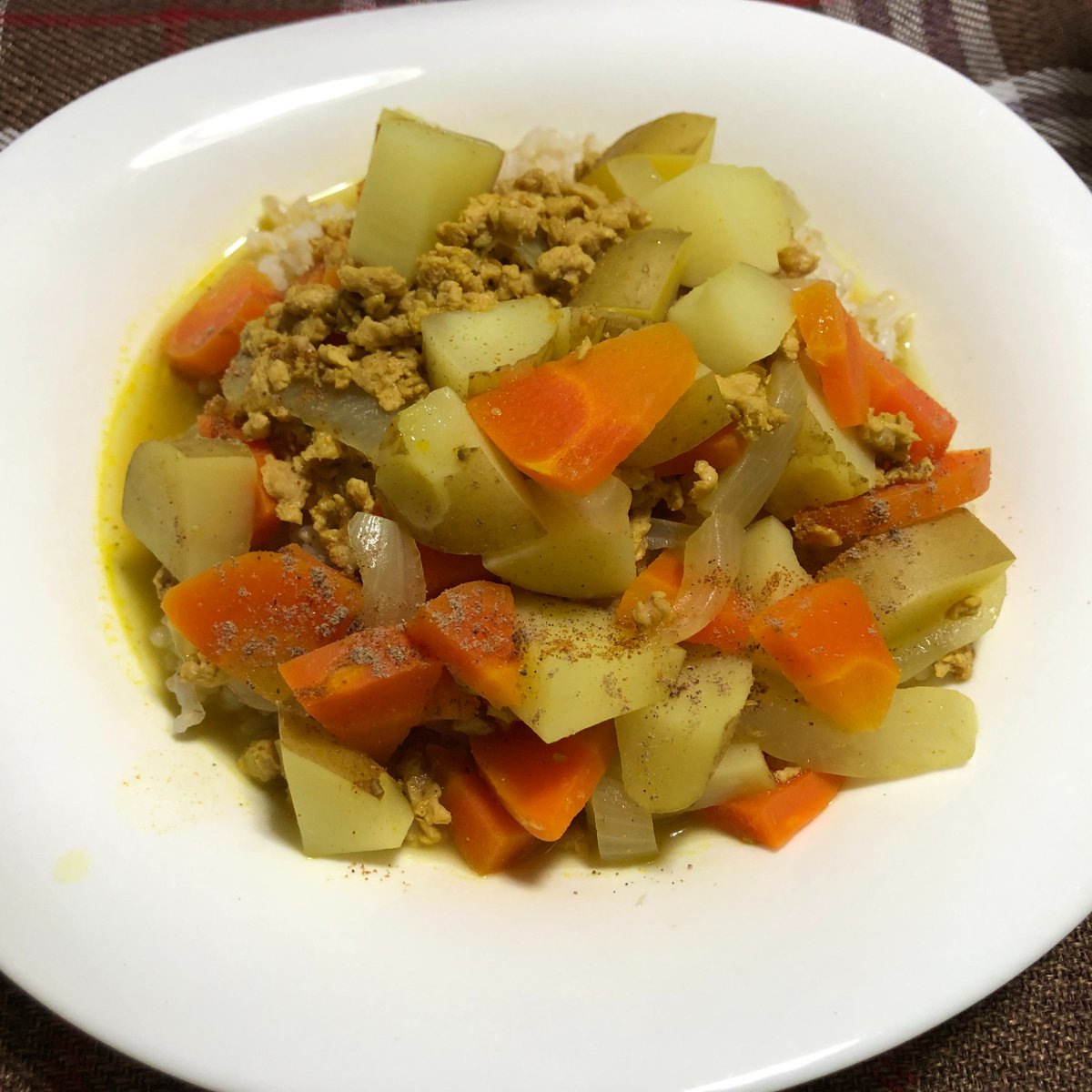kuucyan13th's tweet photo. カレー。
作り置きの野菜をほとんど使い切ったので、
また新たに作る。
人参、玉ねぎ、ジャガイモの3種。
あと、大豆ミートも追加。
値引きだったので買ってきた。

料理中の水分補給に、
ソルティライチ・ソーダ。
オイシイ！

#ヴィーガン #vegan #玄米菜食 #広島平和菜食主義
#nori
#curry #soymeat https://t.co/WMSbzTUuaE
