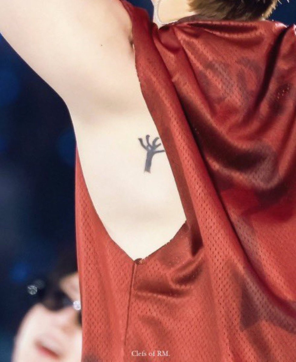 knj_brasil's tweet photo. 📷 | O AMOR DELE PELO BTS! As karmys estão dizendo que essa tatuagem do Namjoon é uma combinação de duas letras ‘ㅂㅌ’, que são as primeiras sílabas das letras para “방탄” (bang(방) tan(탄)). 💜 https://t.co/czF6PCTLyr