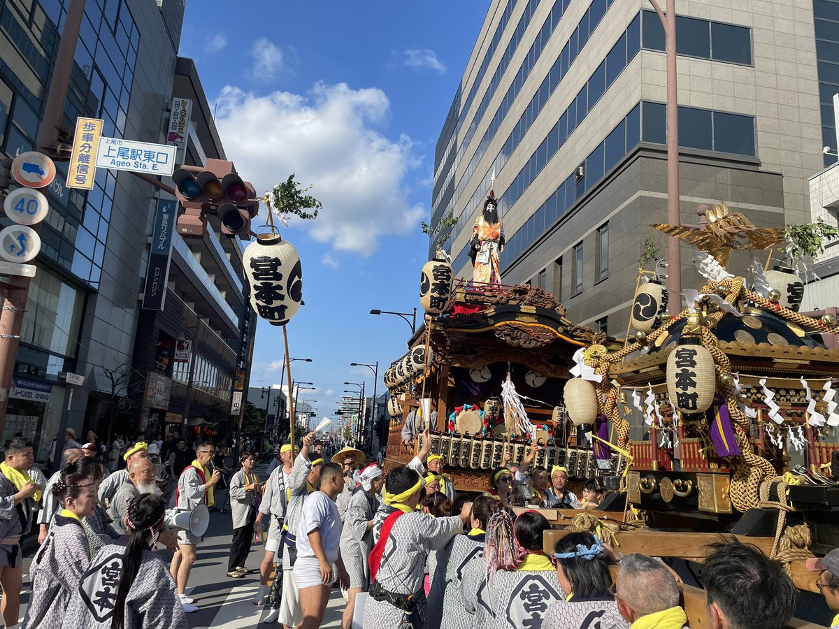 Jugendstil1982's tweet photo. 宮本町山車と神輿が向き合う。盛大な神輿の掛け声を「羽化登仙の鍾馗」が受け止める構図。御輿祭りであり、山車祭りである醍醐味の一つ。仲町、愛宕、上町、本町、二ツ宮、谷津、柏座の各町区の神輿が横を通過する時には、山車から囃子で神輿の担ぎ手へ力付けをする。誰もが鍾馗を見上げる。感動。 https://t.co/UFJqFN4wIi