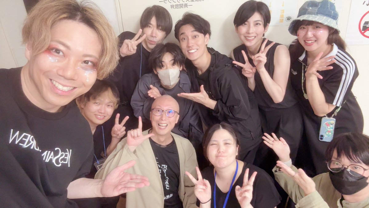 ohnumayuuki's tweet photo. #黎明ロマンティック は残すところあと1日。
昨日今日とロビーにて話しかけてくださった皆さま、ありがとうございました。
とても楽しいひと時を過ごさせていただきました☺️
写真は劇団員とラボ出身の子たちと、観に来てくれた悟光くん。
https://t.co/DN4DL4j8yx https://t.co/GCKN5wfNvQ