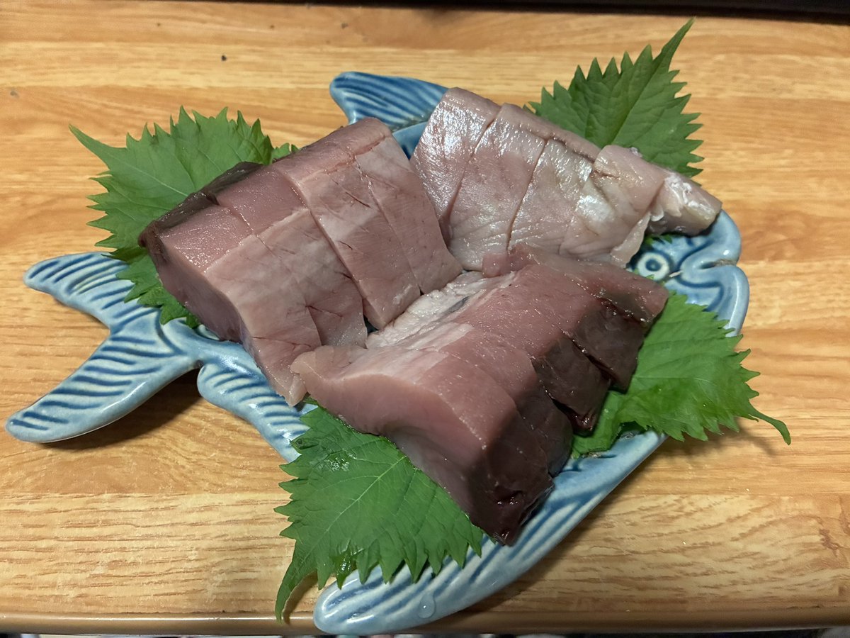 North0116's tweet photo. 今週も暑くて蒸し蒸しだった🥵食欲だけは失いたくないので今日もキテネ食品館行ってカツオ買ってきた🥰
脂あって美味しい😻
 #キテネ食品館 https://t.co/kuNa2kvVUo